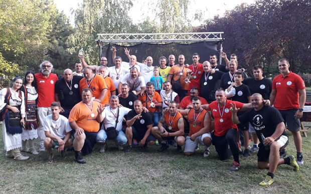 Лала поразио младиће с камена